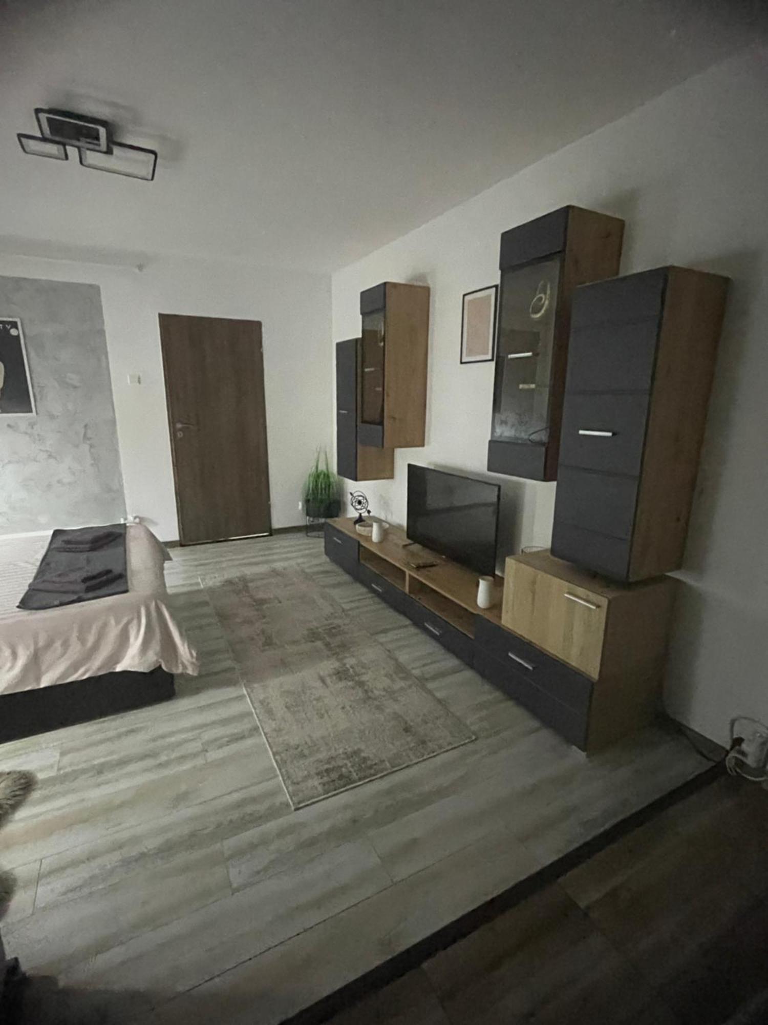 Central Studio Lcs Hunedoara Exteriör bild
